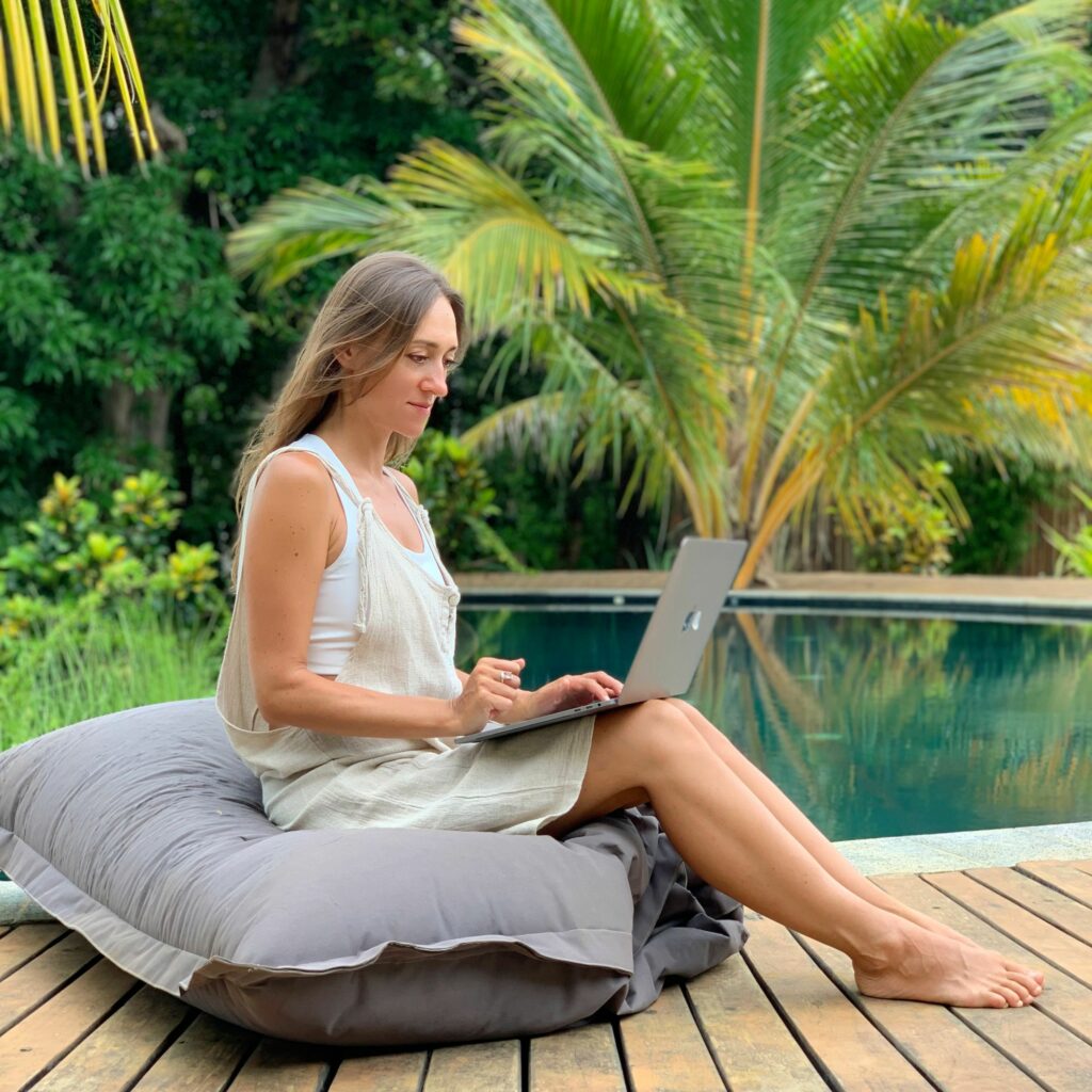 Accompagnement Masha Burlya assis pc portable