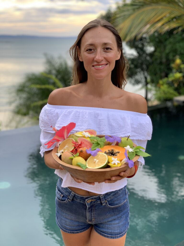 Retraite Détox et Bien-être Masha avec un panier de fruits