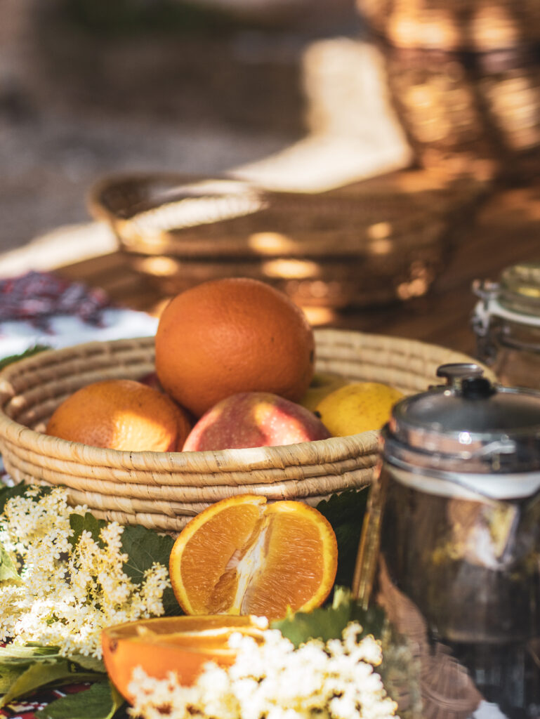 orange dans panier + fleur + théière