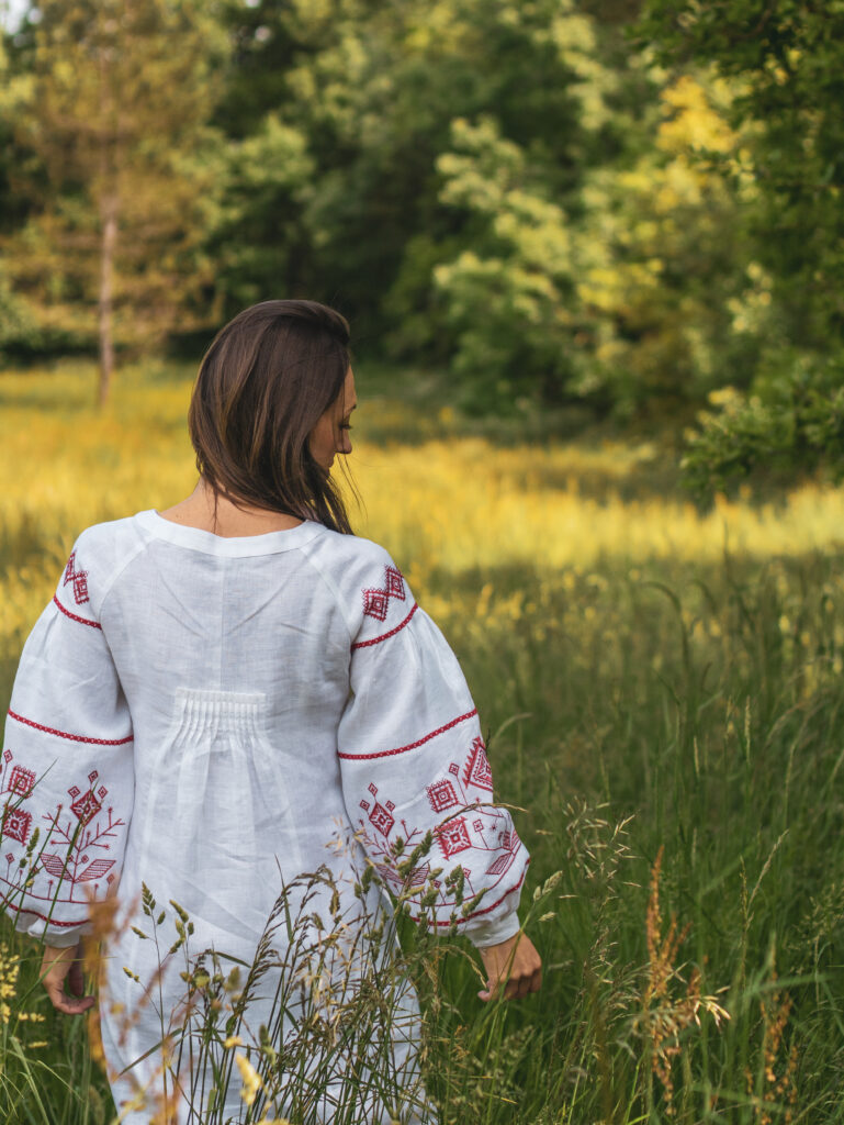 Programme Origine masha tient de l'herbe de dos